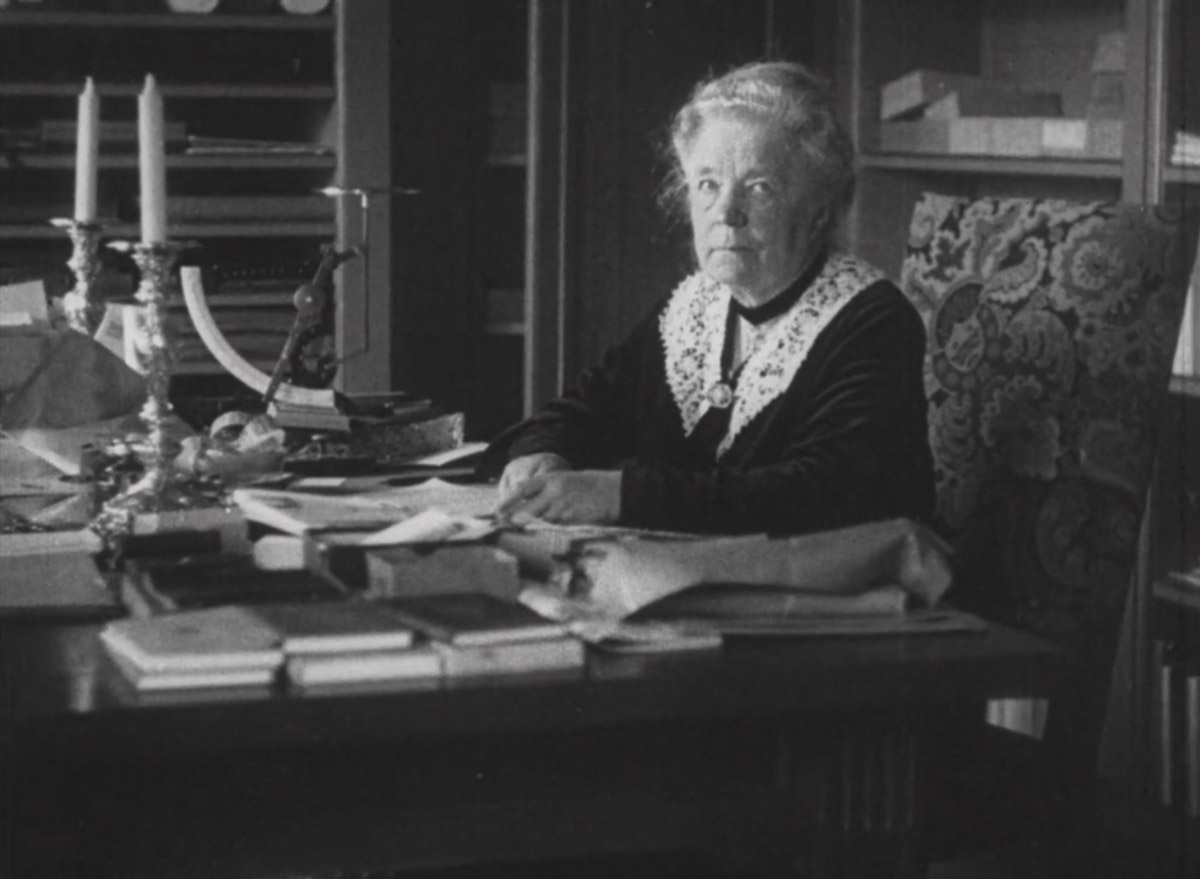 Selma Lagerlöf vid skrivbord