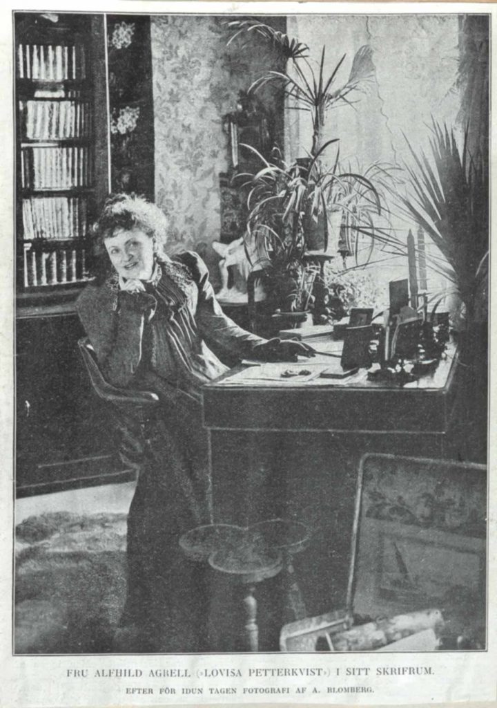 Alfhild Agrell i sitt skrivrum