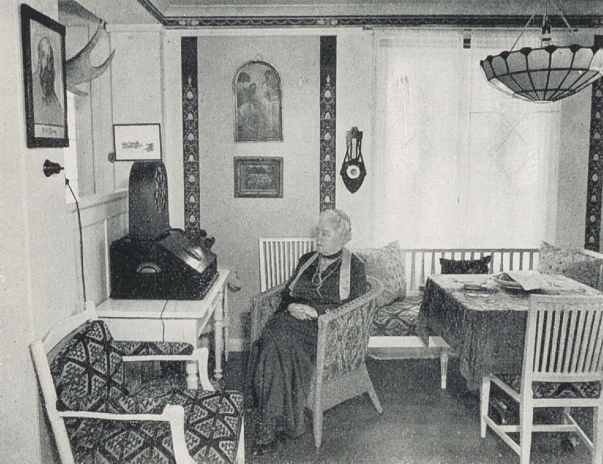 Selma Lagerlöf vid radion i Mårbacka